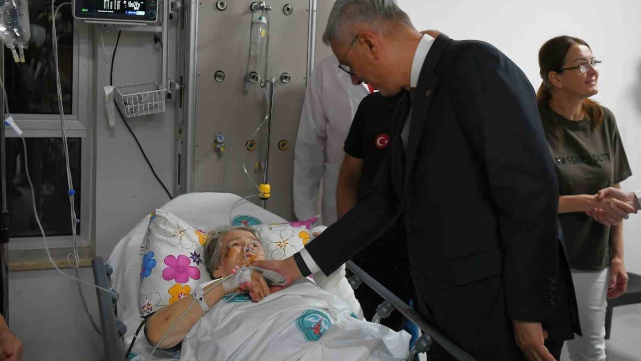 Bakan Memişoğlu Balıkesir’de meydana gelen depremde yaralananları ziyaret etti