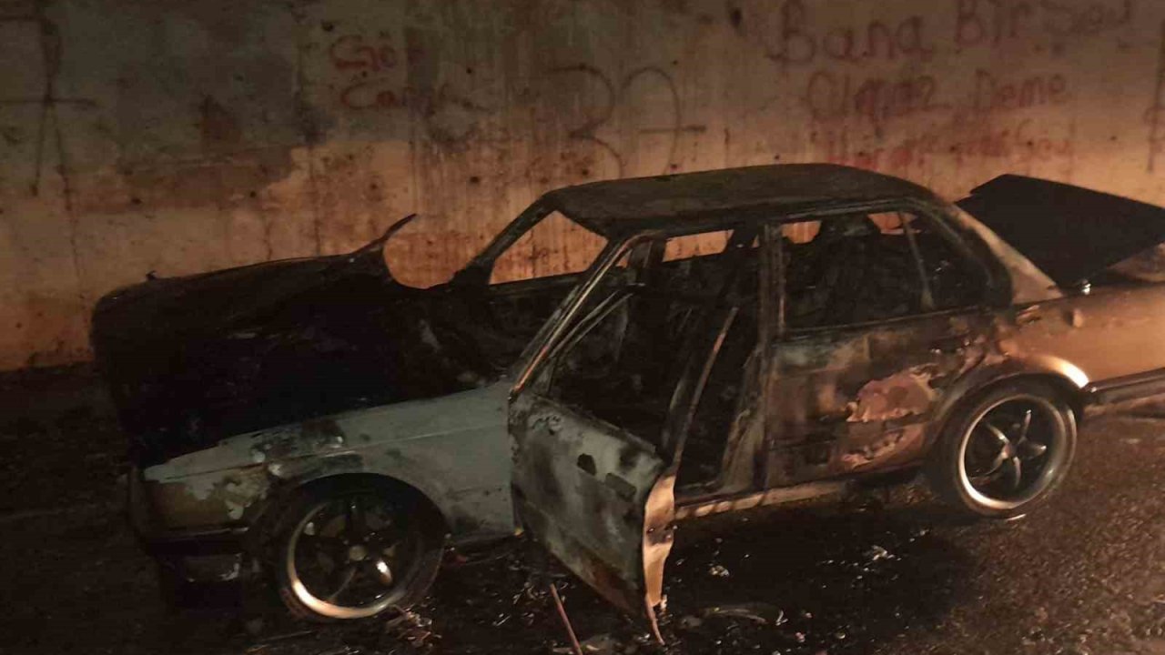 Kastamonu’da alevlere teslim olan forklift ve otomobil kullanılmaz hale geldi