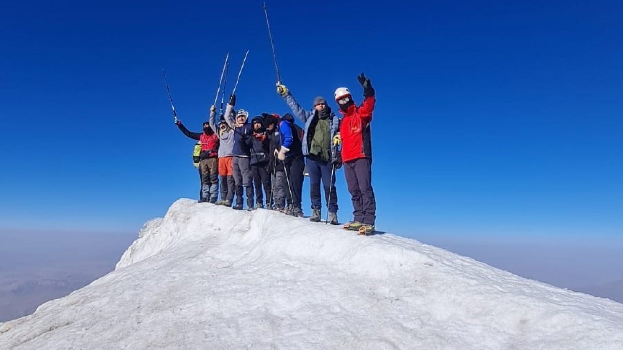 Hakkarili dağcılar rehberliğinde Ağrı Dağı’na zirve tırmanışı