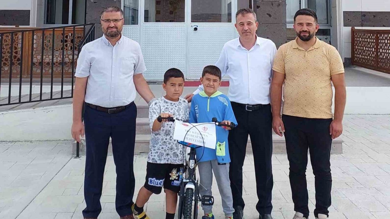 TDV Kütahya’dan trafik kazası geçiren çocuğa yeni bisiklet hediyesi