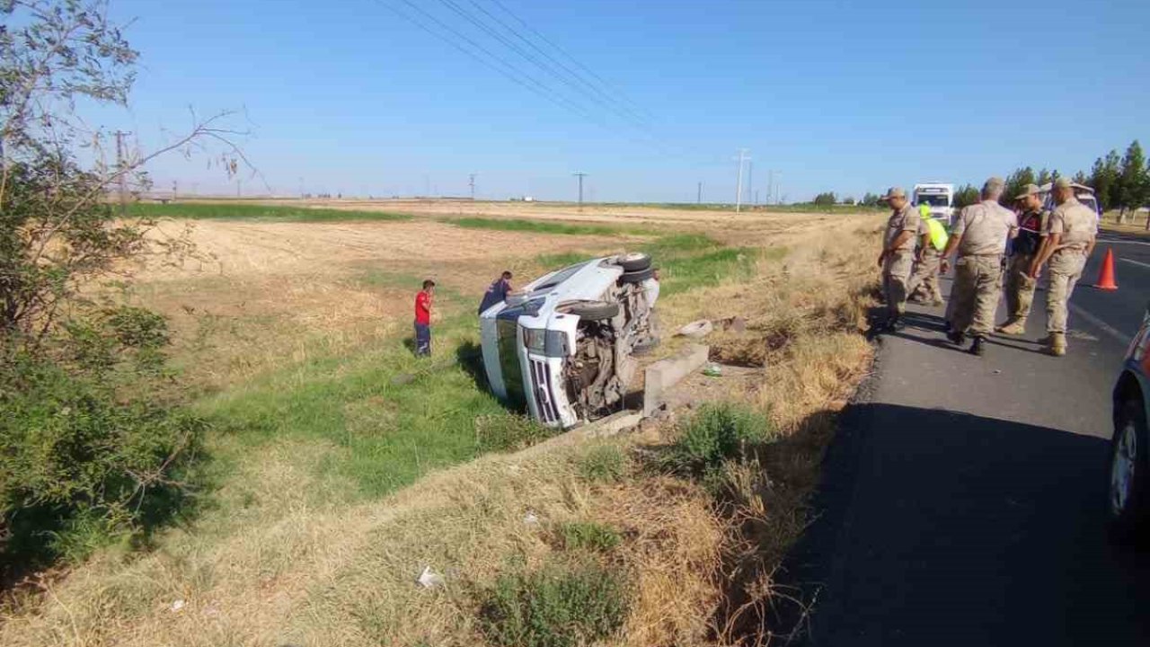 Diyarbakır’da minibüs yol kenarına devrildi: 1 yaralı