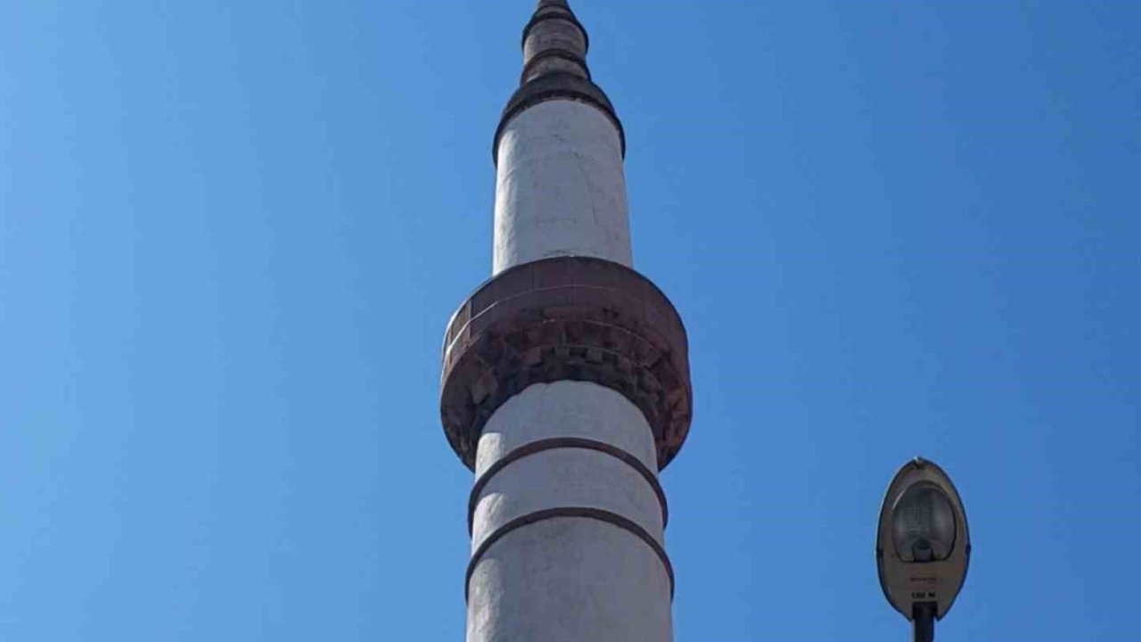 Balıkesir’de tarihi cami depremde hasar gördü
