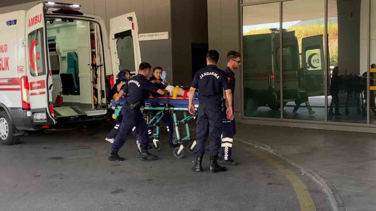 Jandarma personeli meslektaşı tarafından kazara bacağından vuruldu