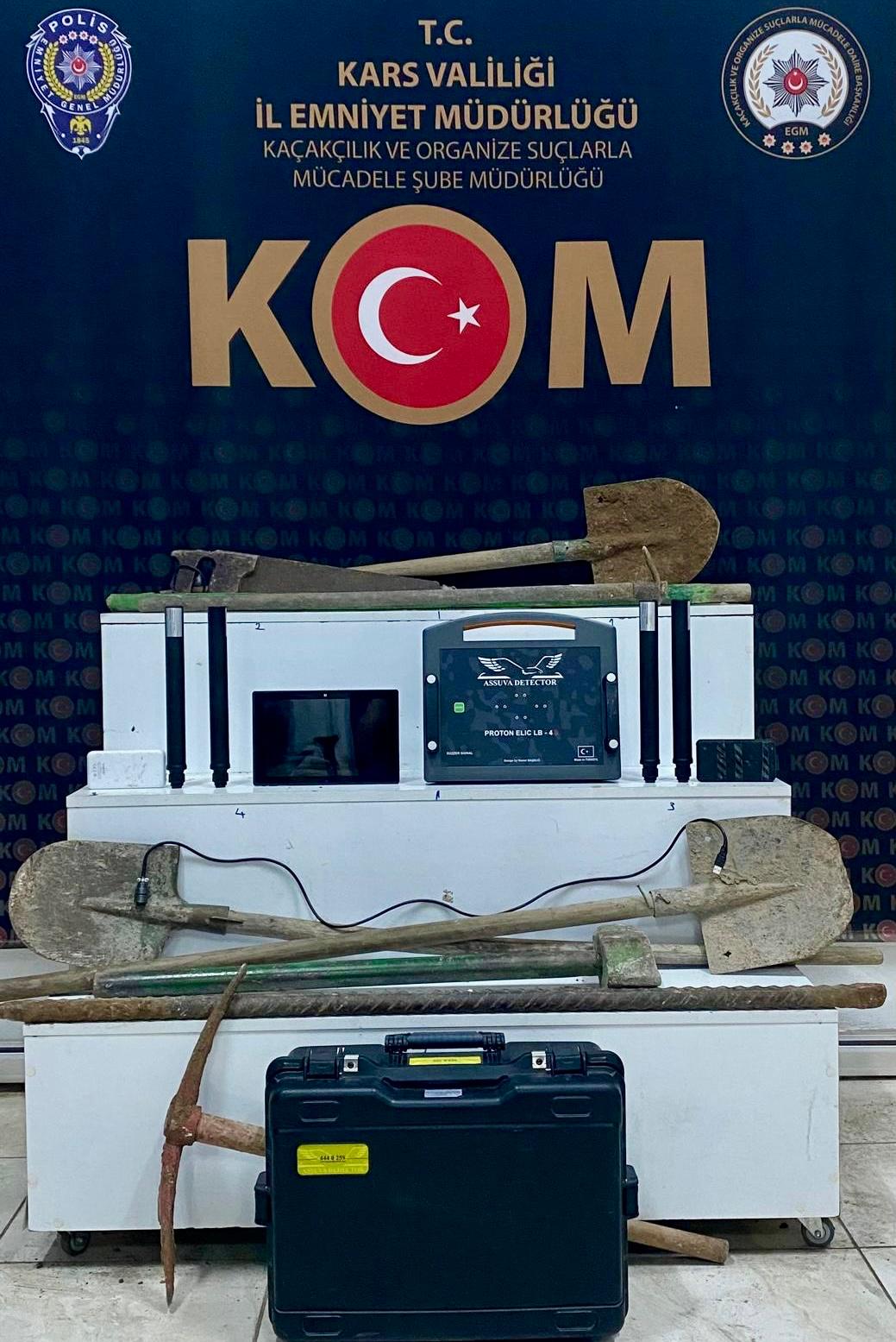 Kars’ta Kaçak Kazı Operasyonu, 5 Şüpheli Suçüstü Yakalandı.