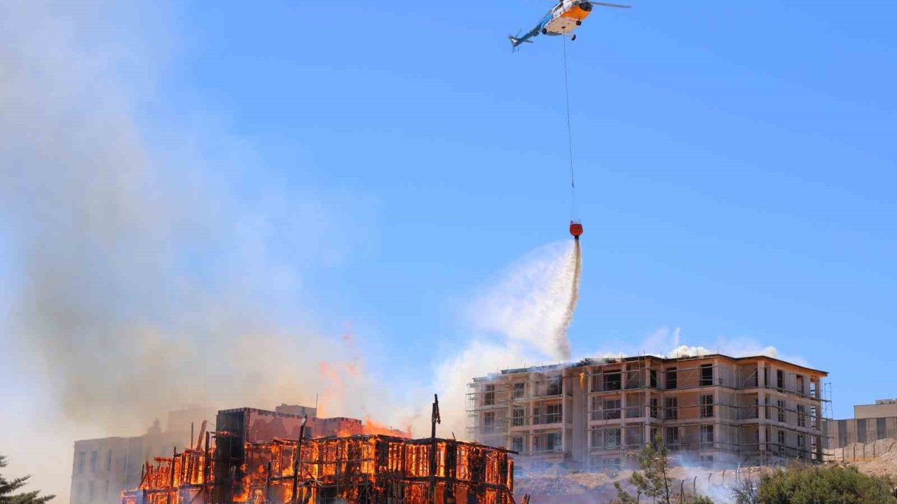 Orman Bölge Müdürlüğüne ait lojman küle döndü, çatısı yanan binaya ise müdahale sürüyor