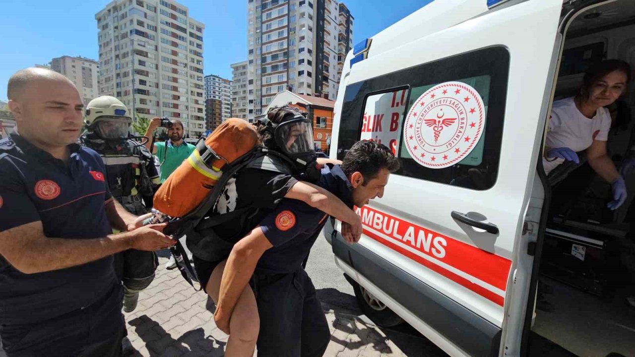 Kayseri’de 14 katlı binadaki yangın söndürüldü: 30 kişi tahliye edildi