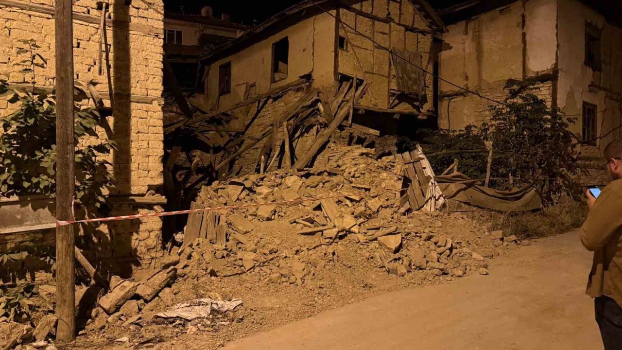 Sındırgı depreminde Hisarcık’ta samanlık yıkıldı, belediye hizmet binasının sıvaları döküldü