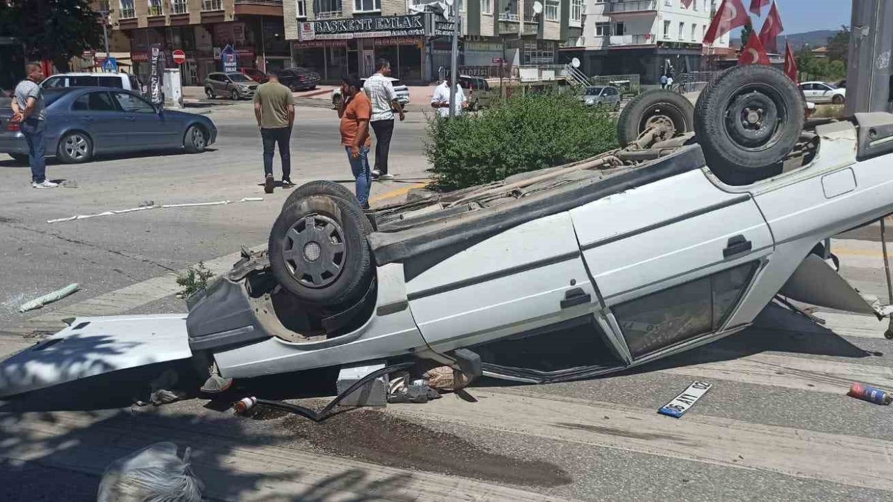 Emniyet kemeri takılı olan sürücü, takla atan araçtan yara almadan kurtuldu