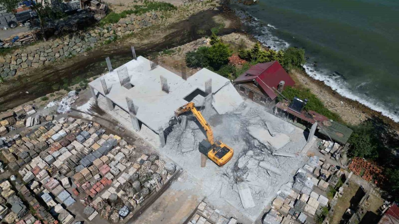 Arsin’de tartışma konusu olan kaçak yapı ile ilgili yıkım kararı gerçekleştirildi