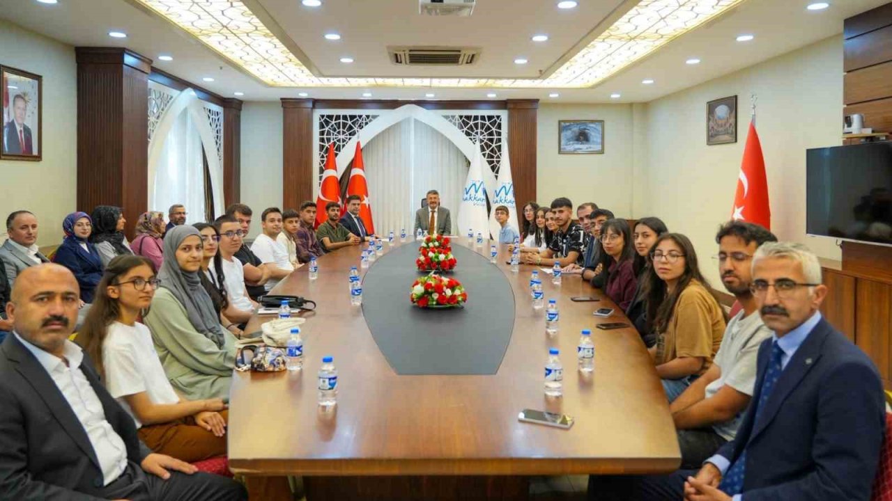 Vali Çelik başarılı öğrencileri kabul etti