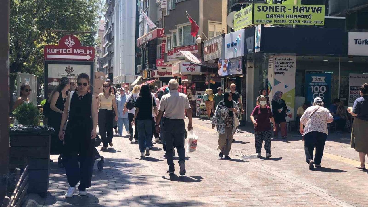 Sıcak hava çarşı yoğunluğunu azaltmadı