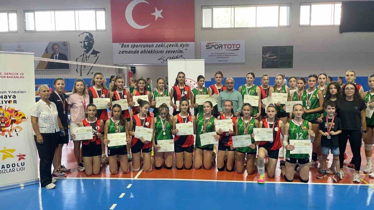 ANALİG Voleybol yarı finalinde kız takımı Türkiye finallerine yükseldi