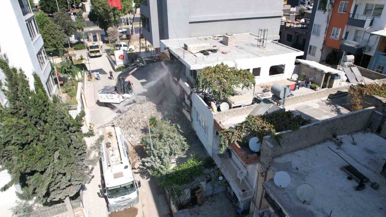 Akdeniz’de metruk yapılar yıkılıyor