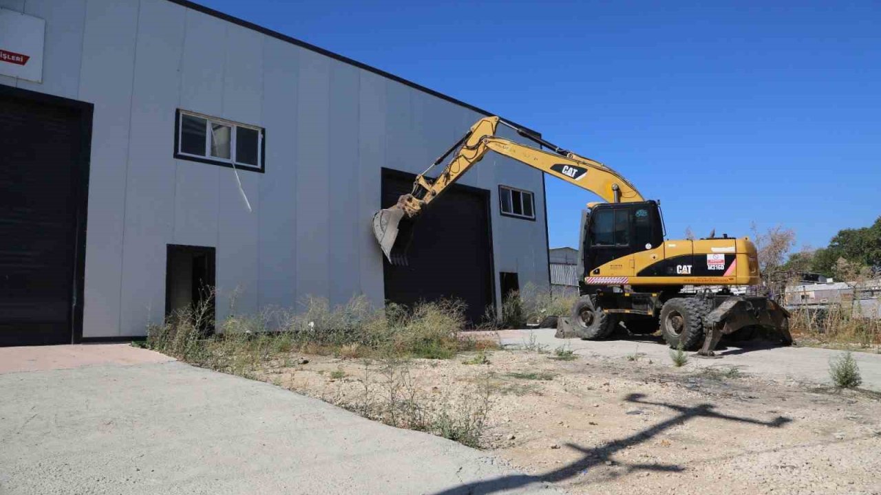 Tahtalı’da kaçak yapı yıkıldı