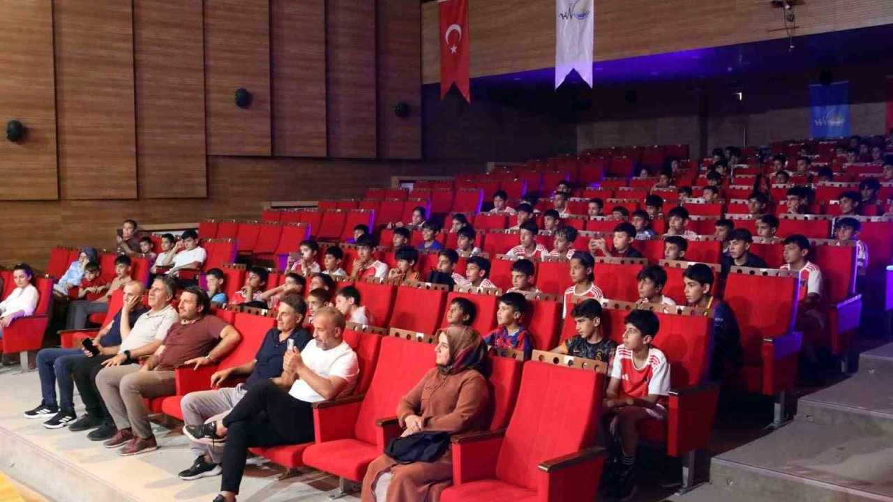 Yaz spor okullarındaki öğrencilere sürpriz sihirbazlık gösterisi