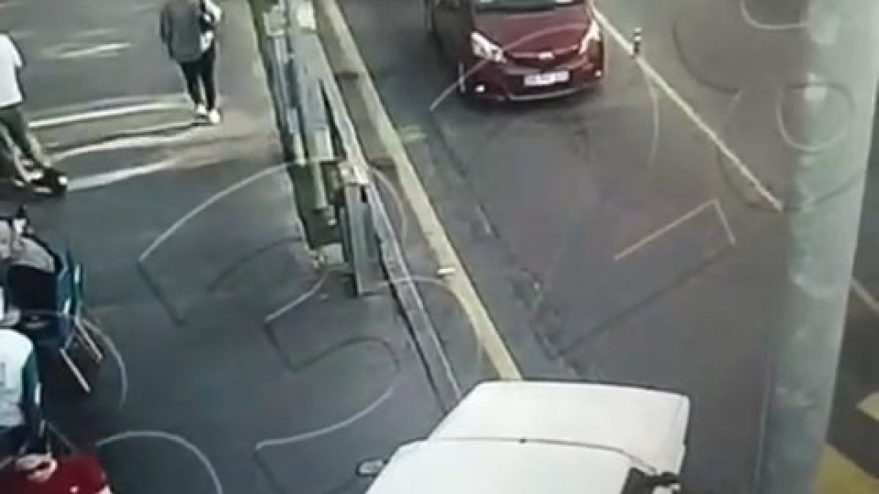 Yolu bıraktı, kaldırımdan ilerledi