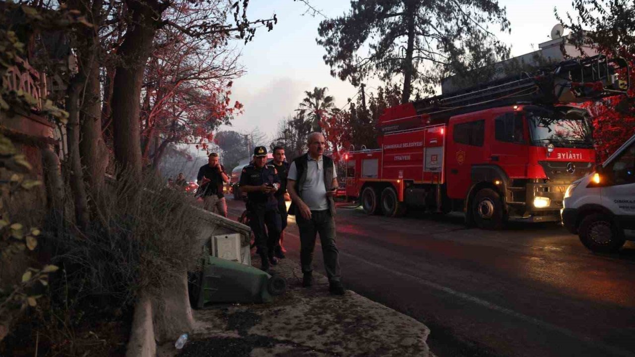 Çanakkale Valisi Toraman devam eden söndürme çalışmalarını yerinde inceledi