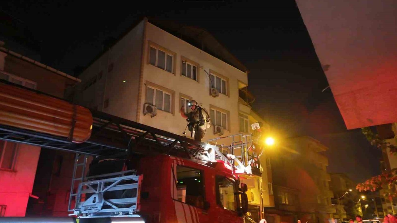 Pendik’te 3 katlı binanın çatısında yangın paniği