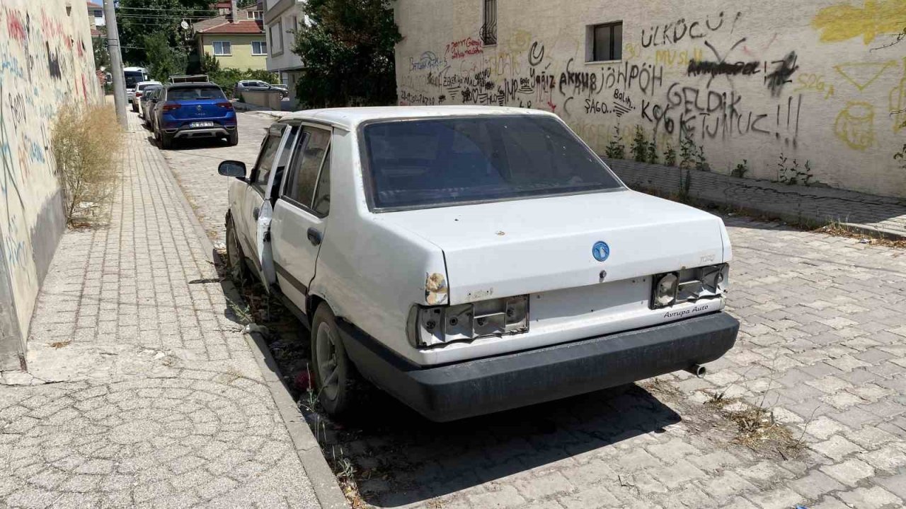 Kapısı açık ve plakasız hurda otomobil dikkat çekti