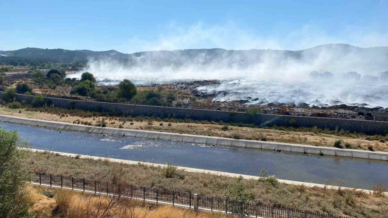 Ayvacık ilçesinde çöplükte başlayarak ormanlık alana sıçrayan yangın büyük ölçüde kontrol altına alındı