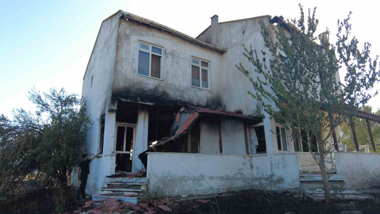 Orman yangınında; 7 ev yandı, 2 bin 700 kişi tahliye edildi, 15 kişi yaralandı