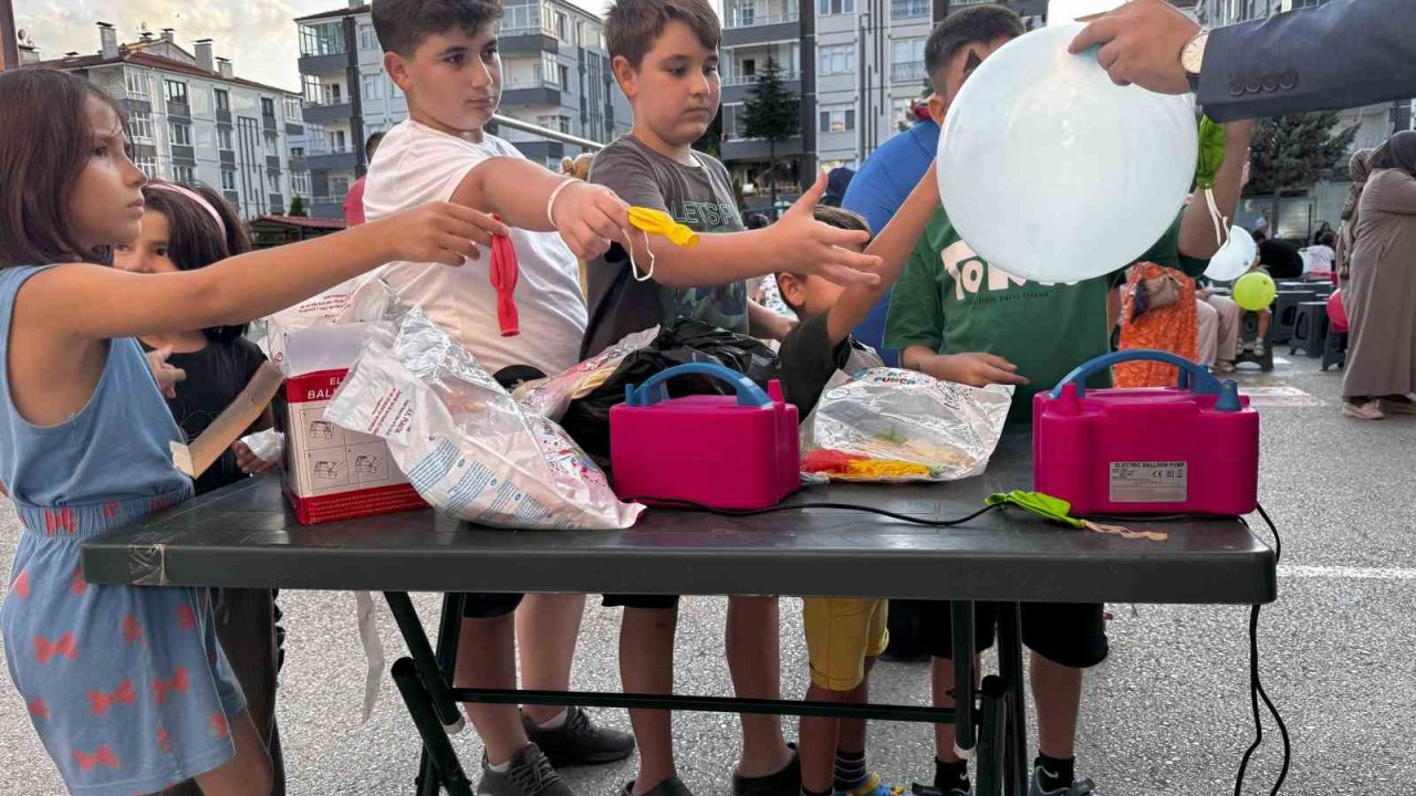 Çocuklar Tokat Belediyesi’nin mahalle şenlikleriyle doyasıya eğleniyor