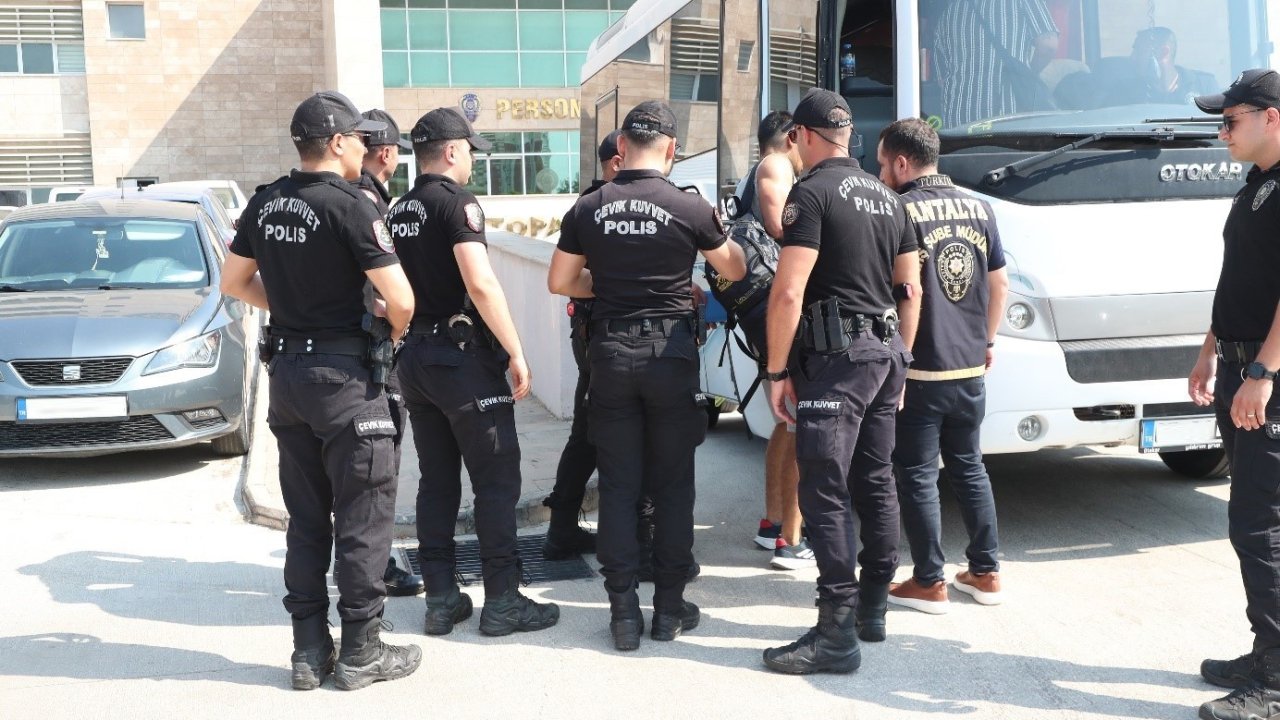 Antalya’da aranan 125 şahıs eş zamanlı operasyonla yakalandı