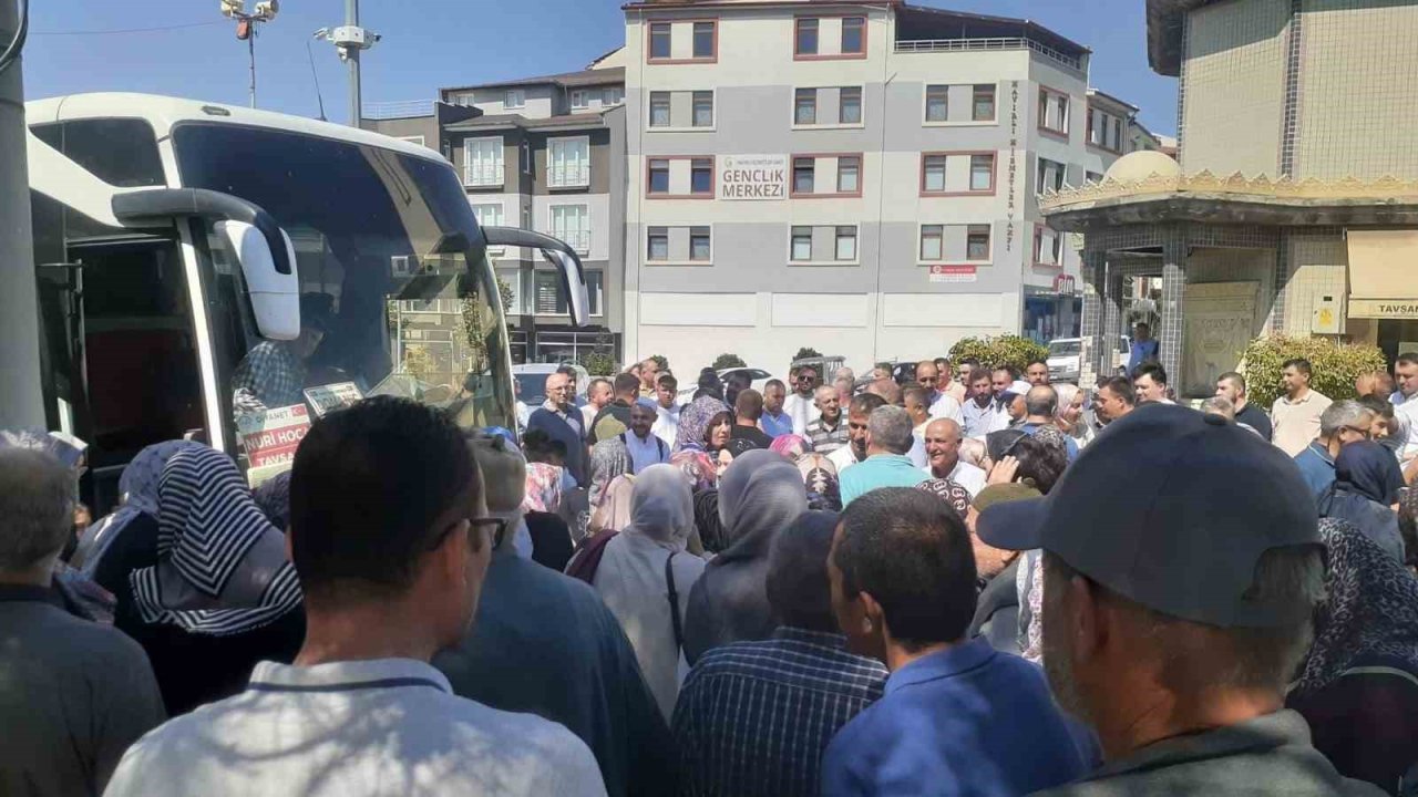 Tavşanlı’da umreciler dualarla uğurlandı