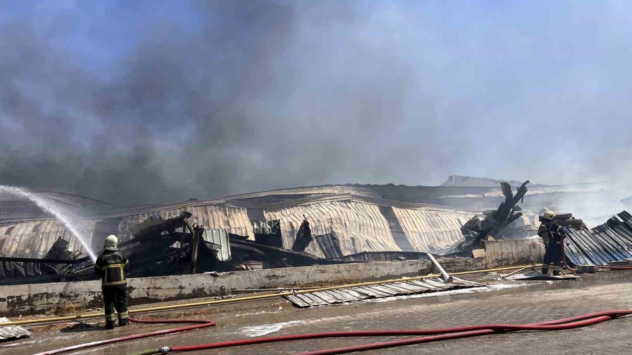 Kahramanmaraş’taki kağıt fabrikası yangını kontrol altına alındı