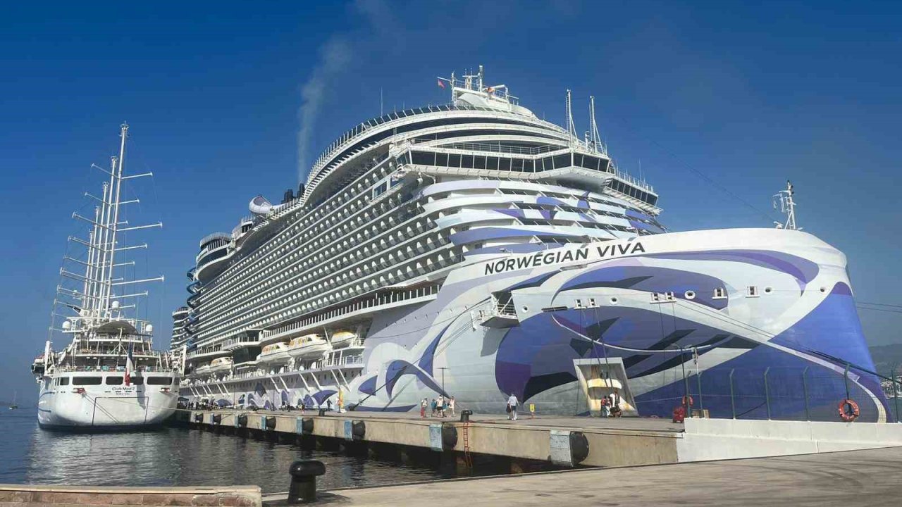 Bodrum’a 2 yolcu gemisi demirledi