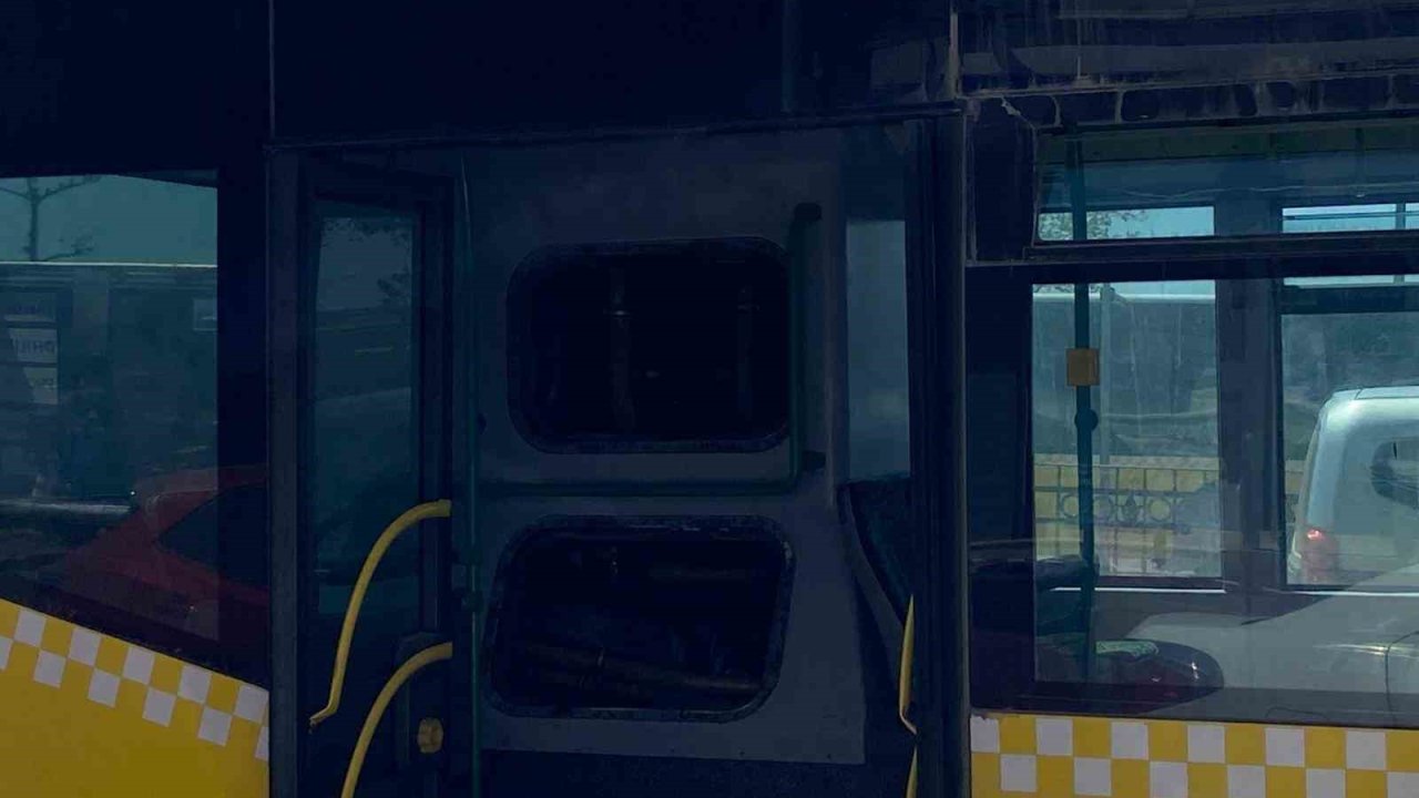 Kadıköy’de İETT otobüsünün motor kısmında yangın çıktı