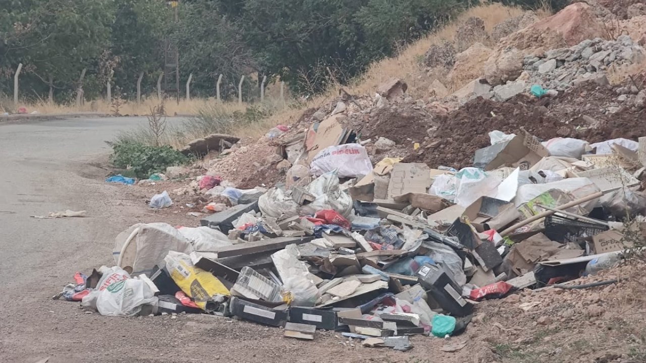 Gölbaşı’nda yol kenarına bırakılan çöpler çevre kirliliğine yol açıyor