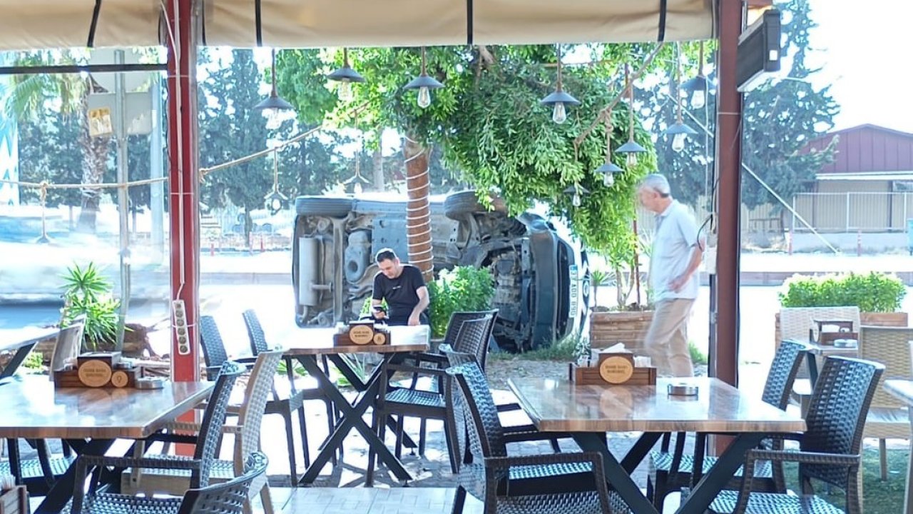 Mersin’de yoldan çıkan araç ağaca çarparak devrildi