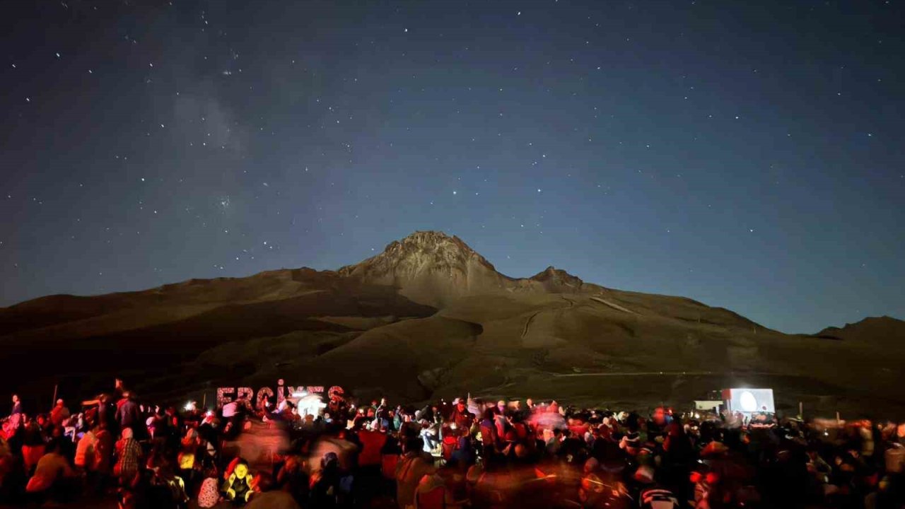 Gökyüzü tutkunları, meteor yağmurunu Kayseri’nin zirvesinde izledi