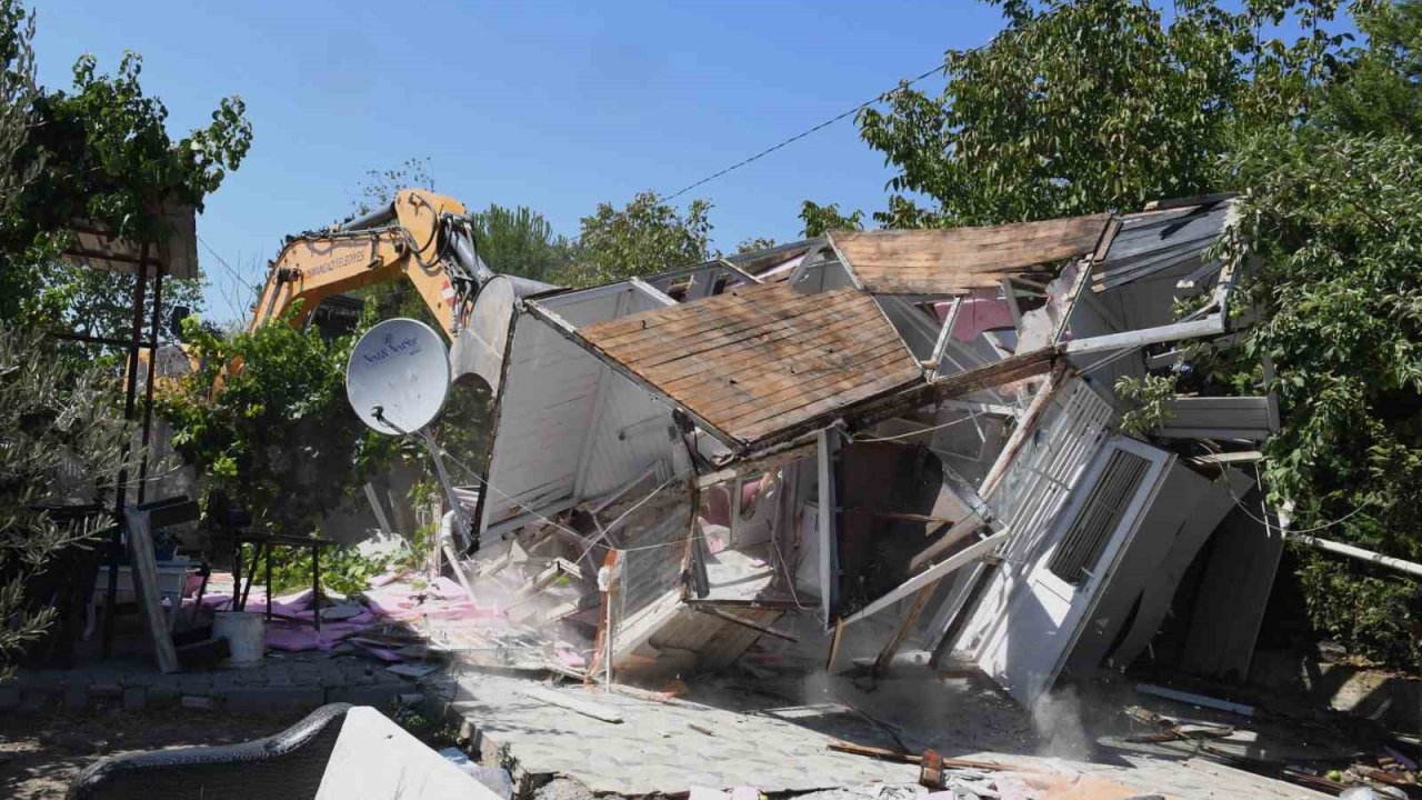 Sit alanına yapılan kaçak yapılar yıkıldı