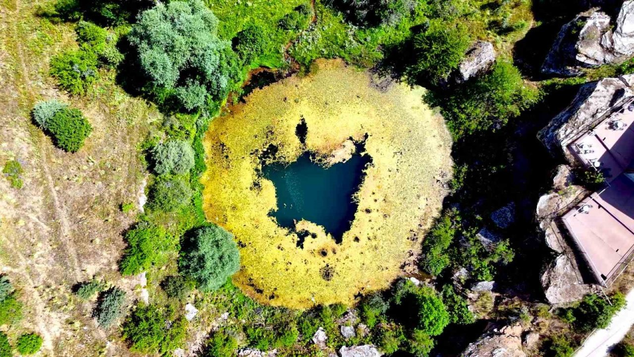 Timsah gözünü andıran Dipsizgöl’e ziyaretçi akını