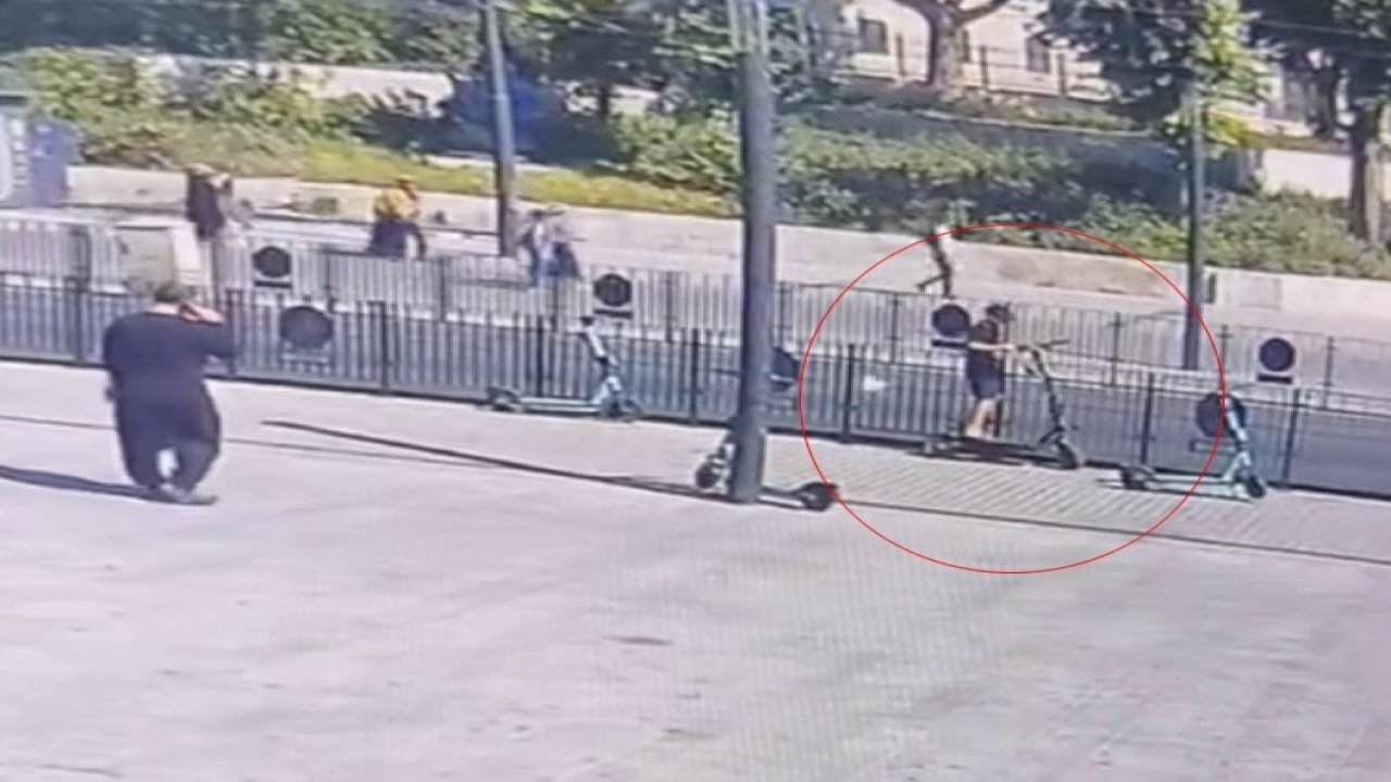 Fatih’te scooter’la gelip demirlere bağlı başka bir scooter’ı çalan çocuk kamerada