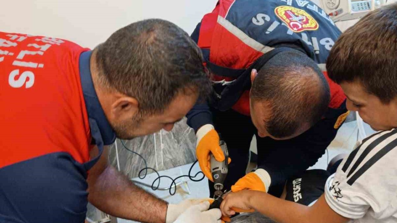 Çocuğun demir boruya sıkışan parmağını kurtarmak için itfaiye seferber oldu