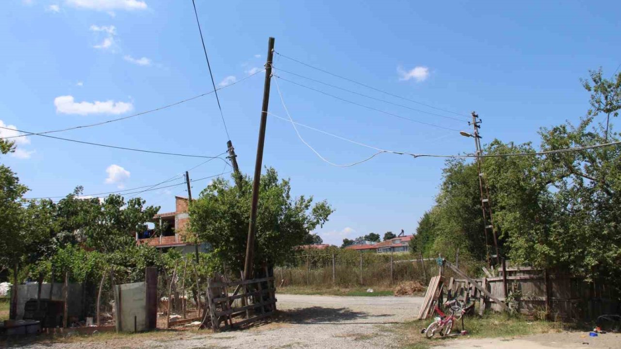 Yıkılmak üzere olan elektrik direği mahalleliyi korkutuyor