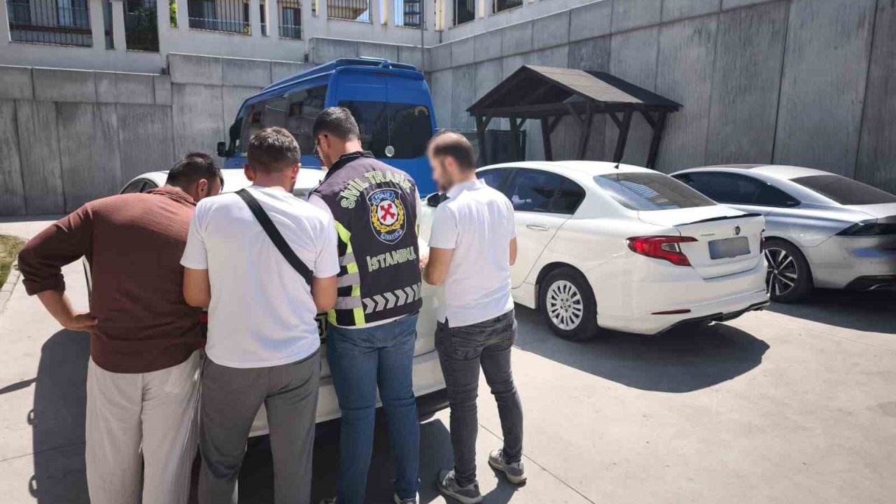 Beylikdüzü’nde ters yönde ilerleyen sürücüler trafiği tehlikeye attı