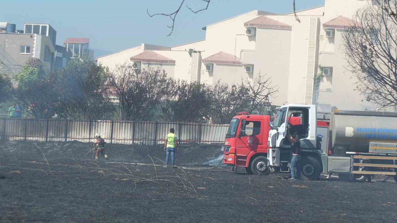 Balıkesir’de ot yangını korkuya neden olurken, bir oteli de tehdit etti