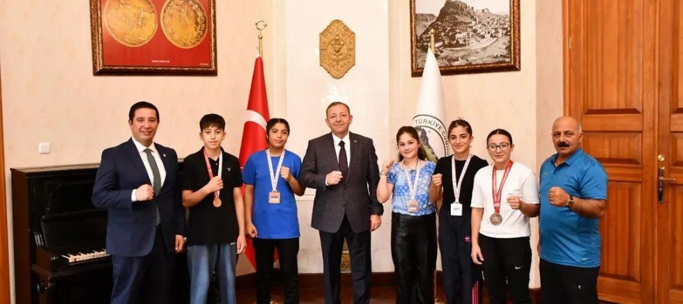 Vali Polat, Dereceye Giren Minik Boksörleri Makamında ağırladı