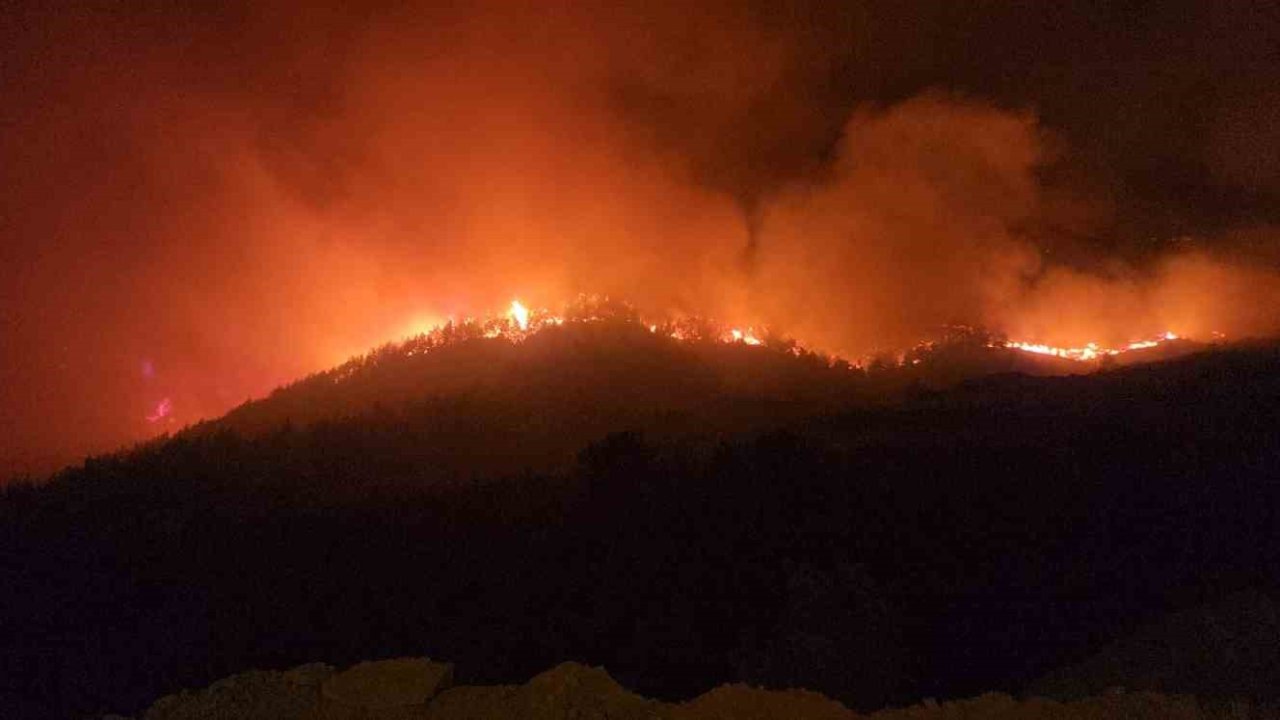 Hassa’da çıkan yangında iki mahallede toplam 540 kişi tahliye edildi