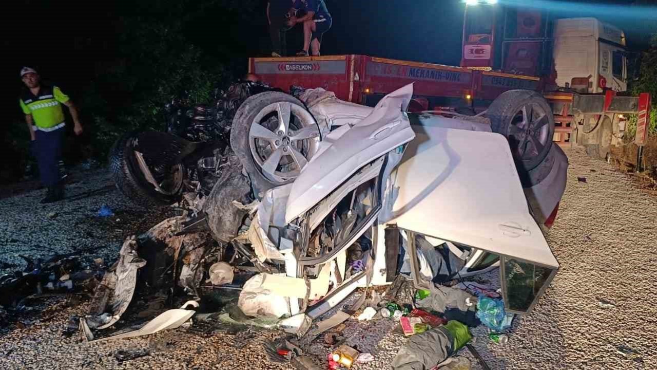 Çanakkale’de feci trafik kazası: 6 kişi hayatını kaybetti