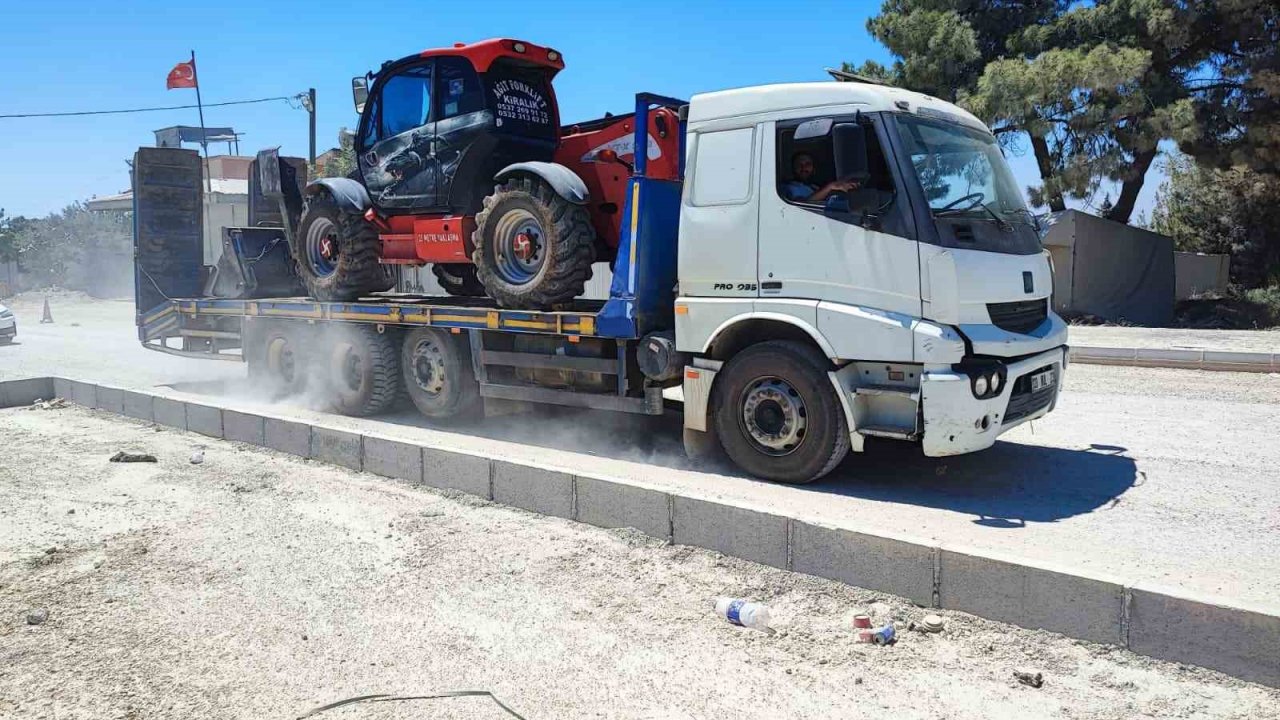 Adana Belediyesi’nin bitiremediği yol, vatandaşı toza buladı