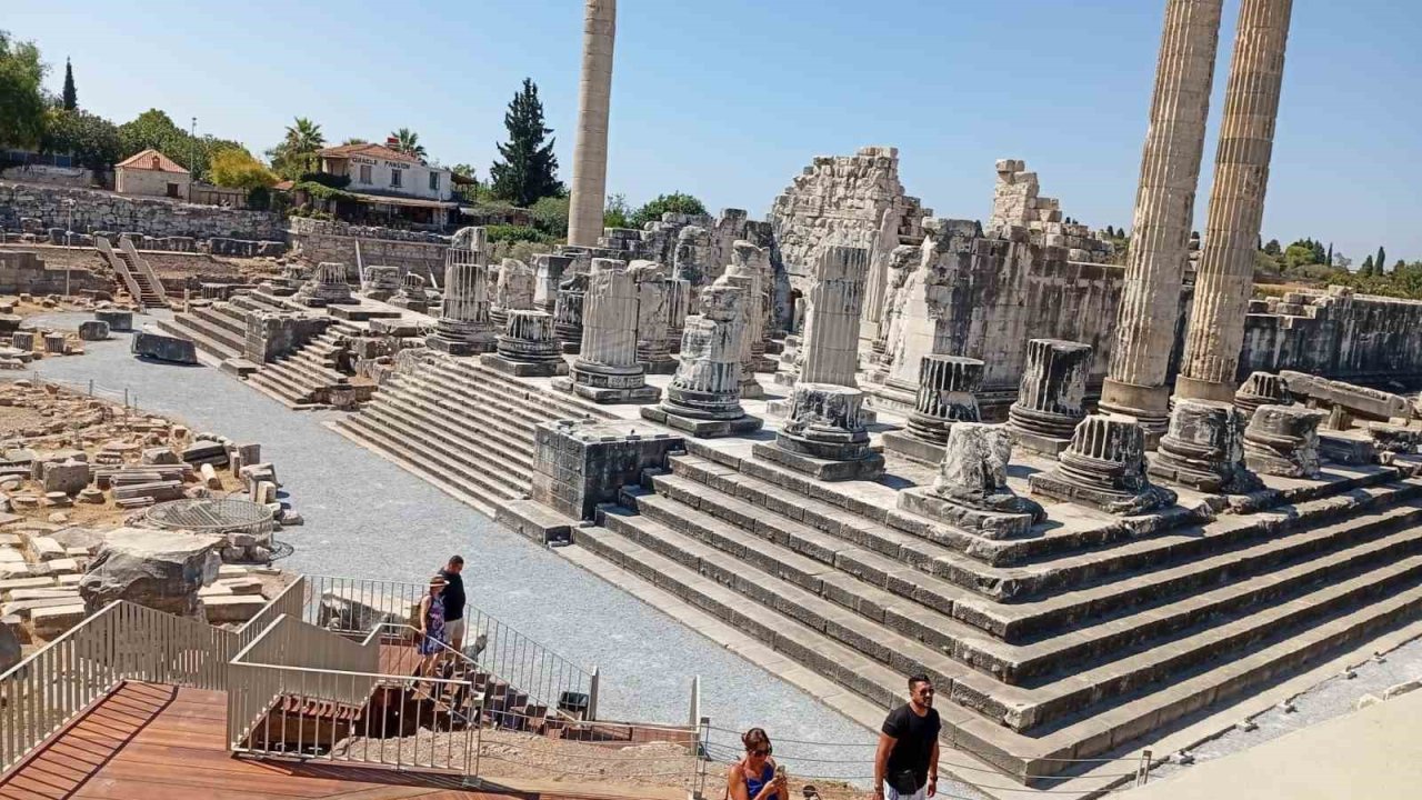 Dünyanın ilk kehanet merkezi Apollon Tapınağı, gece müzeciliğine açıldı