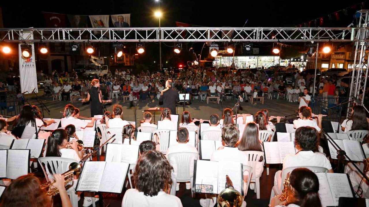 Kemer’de sokak hayvanları yararına ikinci konser