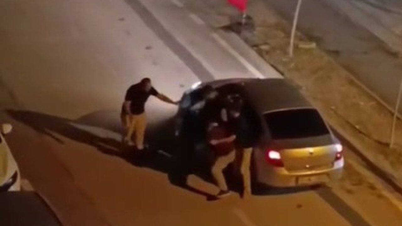 Yolunu kestikleri sürücüyü araçta darp ettiler