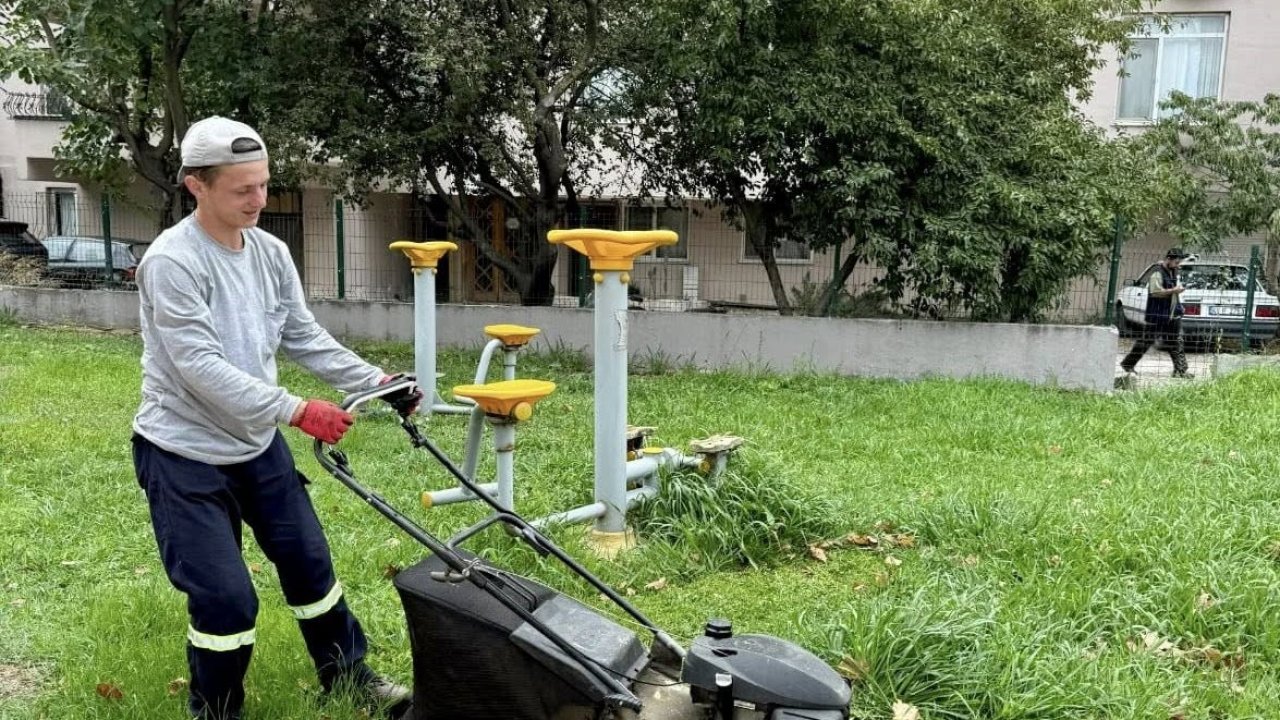 Körfez’de yeşil alanların bakımı yapılıyor