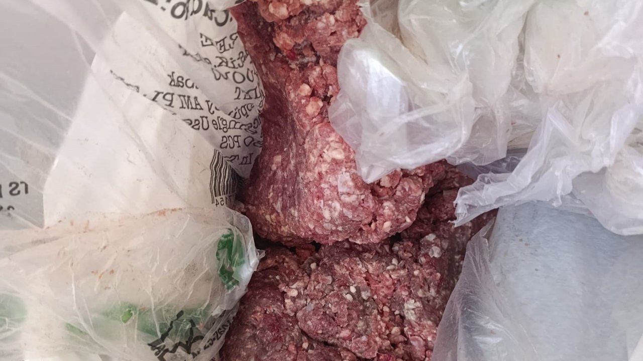 Mersin’de bir markette bozulmuş et ele geçirildi